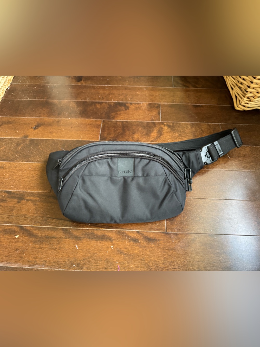 EUC Pacsafe Metrosafe LS120 Anti-Theft Hip Pack - Black